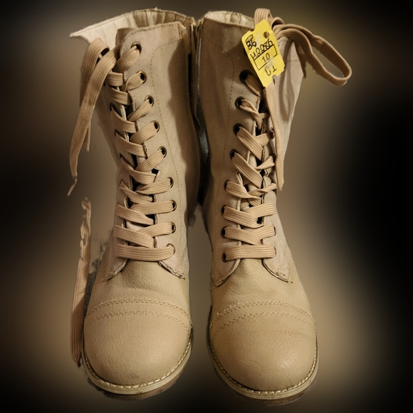 Wanted Shoes Women's  Beige Boots Size 9 like new combat lace up ankle - Picture 3 of 9